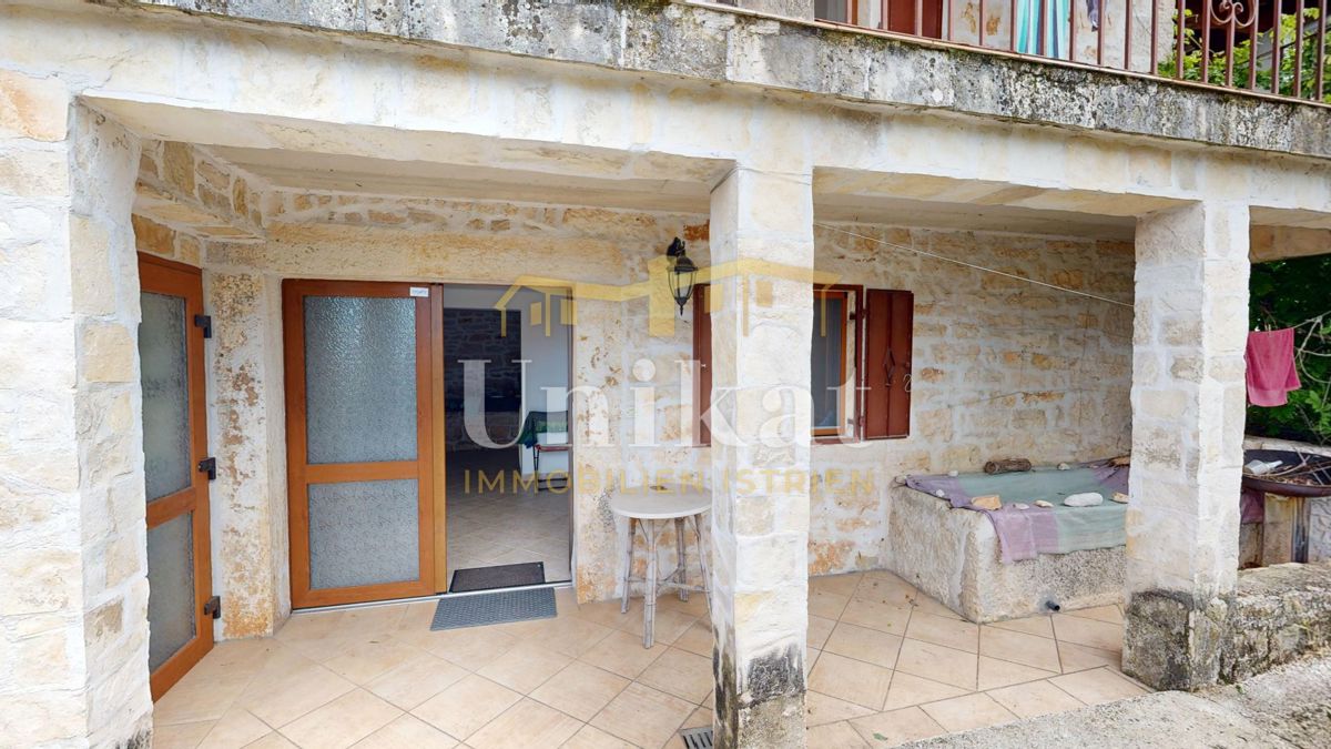 Casa in pietra ristrutturata con piscina